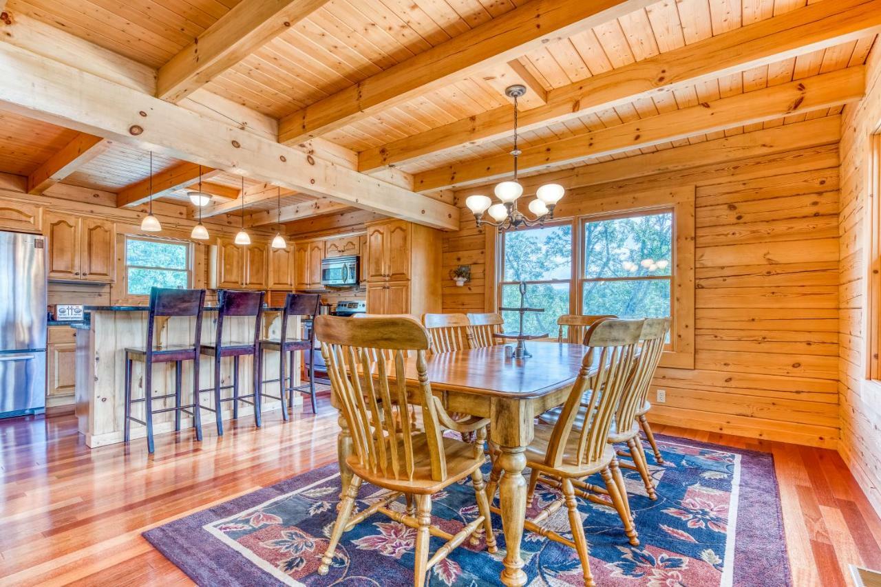 Majestic Lakefront Lodge Севьервилл Экстерьер фото