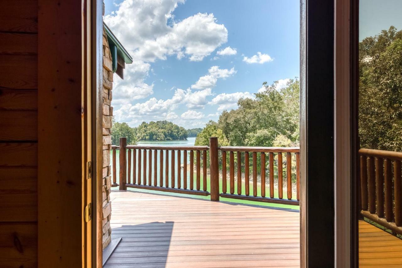 Majestic Lakefront Lodge Севьервилл Экстерьер фото