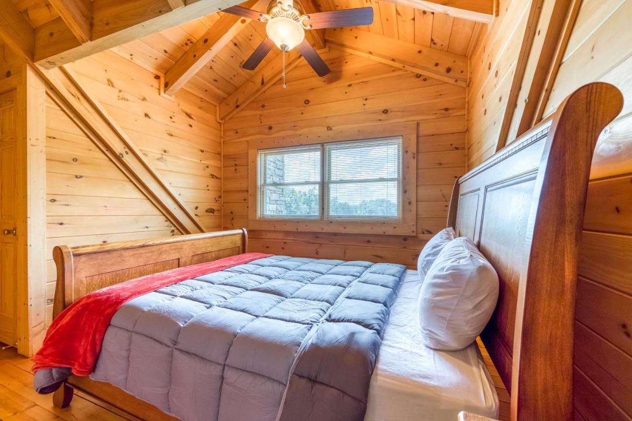 Majestic Lakefront Lodge Севьервилл Экстерьер фото