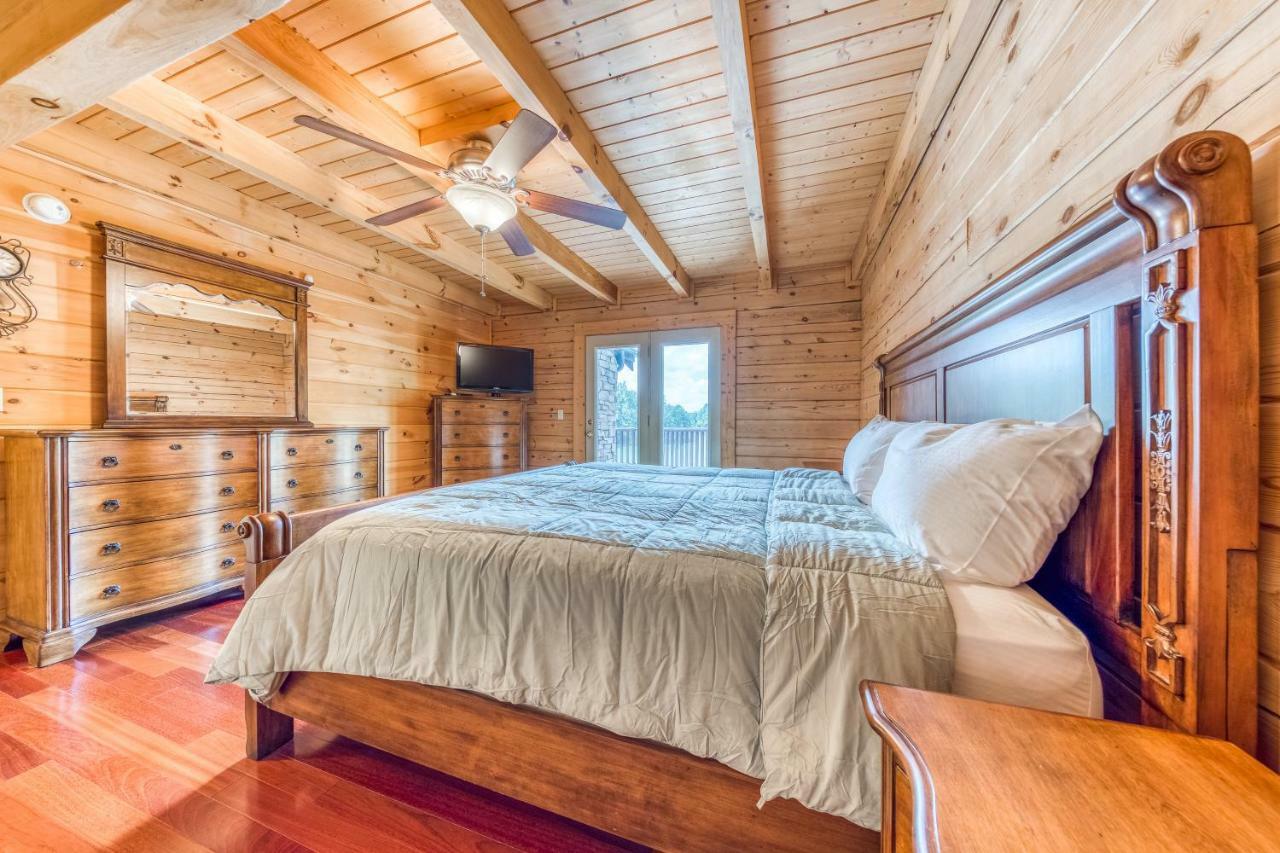 Majestic Lakefront Lodge Севьервилл Экстерьер фото