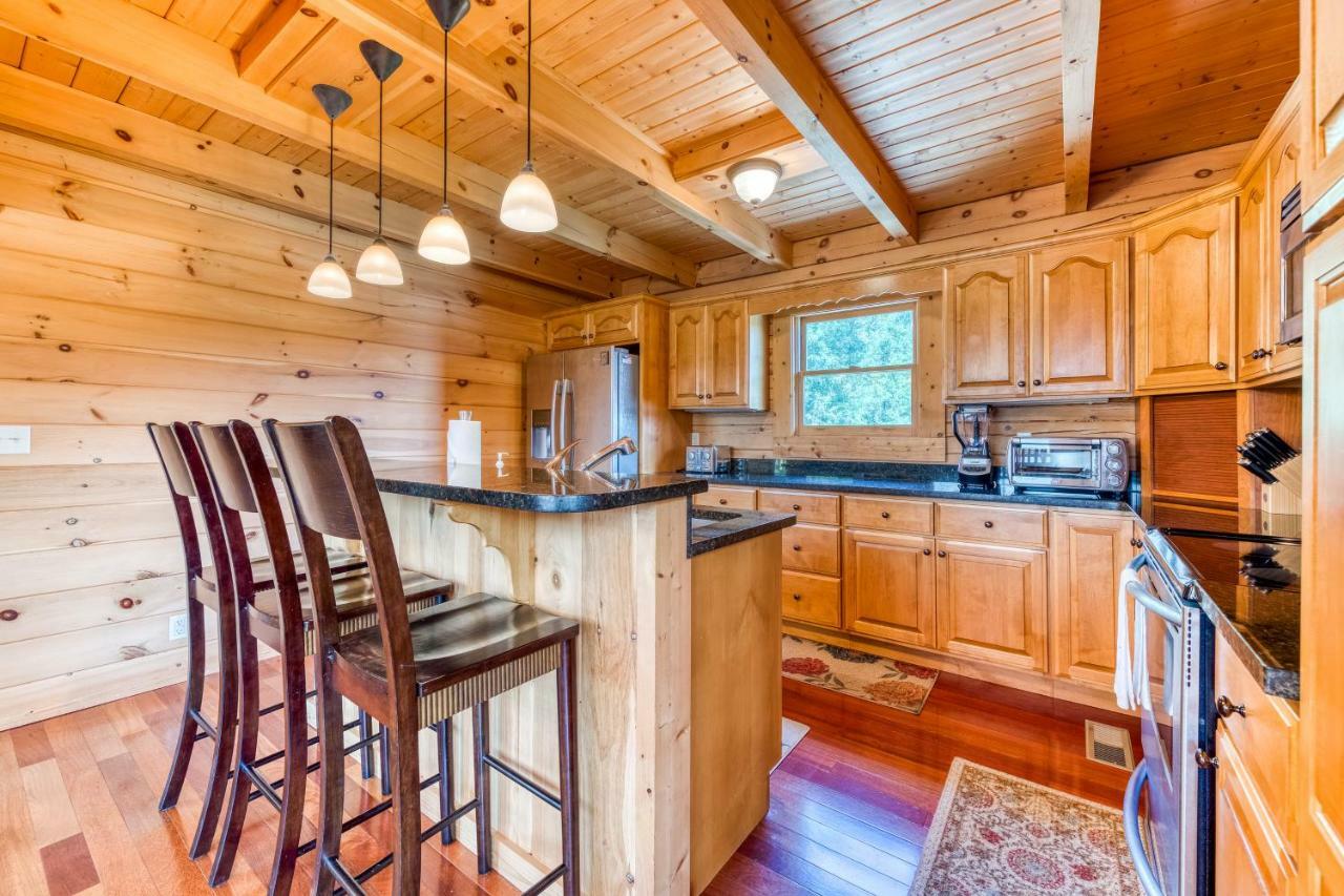 Majestic Lakefront Lodge Севьервилл Экстерьер фото